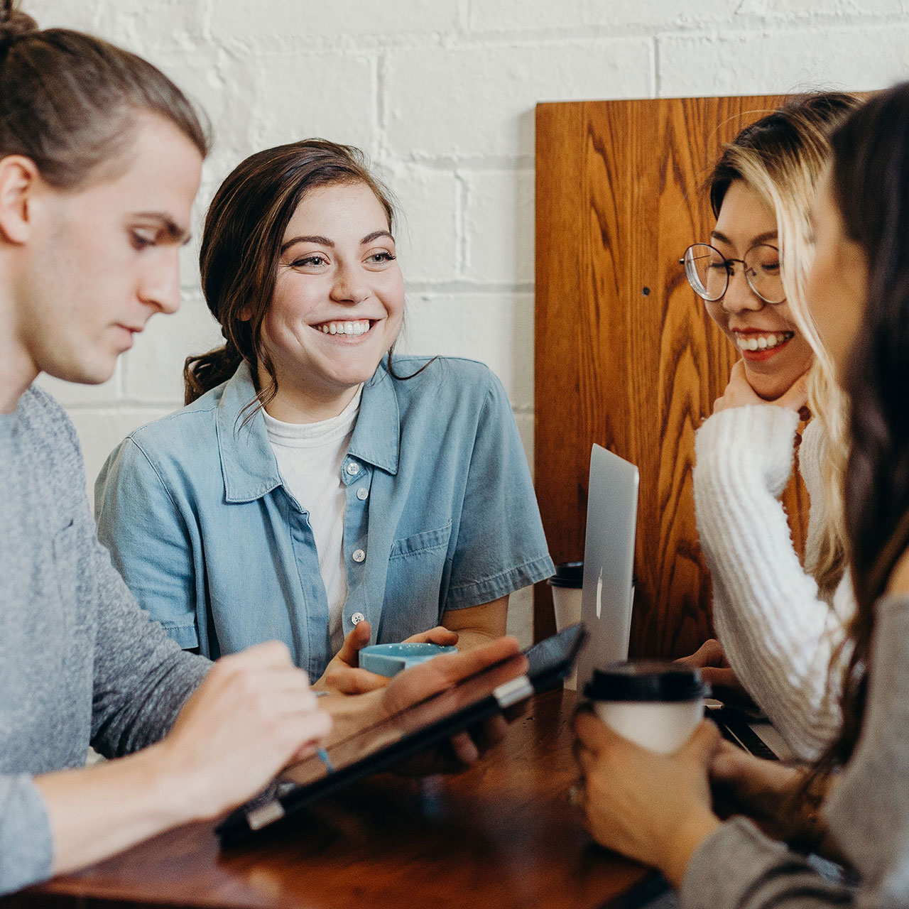 Des étudiant sont en train de travailler en groupe autour d'une table.